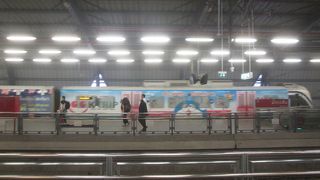 ドラえもんの絵が付いた車体