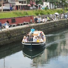 浅草橋から遊覧船を見る