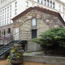 バックにあるのは、大型デパート