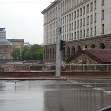 自動車道から見ると、屋根だけが見える