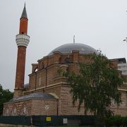 高い尖塔が目印のイスラム寺院