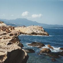 浸食作用で穴だらけの奇岩