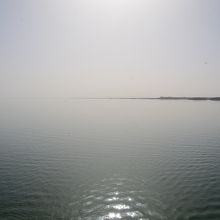 神殿の前のナセル湖（アスワン・ハイ・ダム）