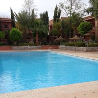 中庭にプールがあります