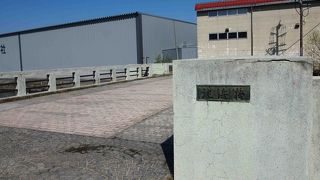 "カモメ呼ぶ少女"の像が目印の橋