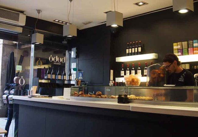 BUBO本店のすぐ隣にあるバル