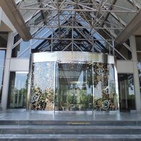 ここが受付けでいろんな宿泊棟に行くのに巡回バスがある