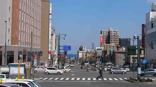 JR小樽駅から港町まで通じる小樽の大通り