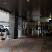 繁華街にとても広いエントランス