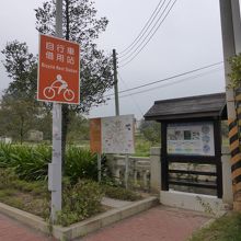 得月樓の前の広場には，レンタサイクルがあります。