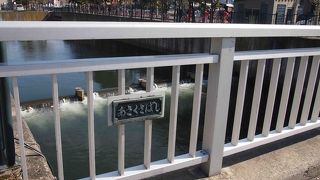 小樽の観光スポットが立ち並ぶ小樽運河に架かる橋