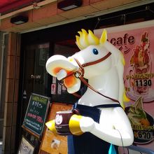 フードメニューやデザートも豊富です。