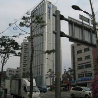 東大門歴史文化公園駅4番出口から見たホテルの外観です。