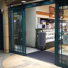 万代口側の売り場。