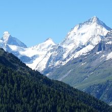 左がマッターホルンで、右がダンブランシュ