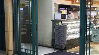 お土産からスーパーまであります