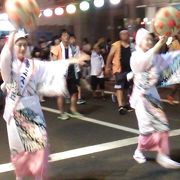 笠を手にした踊り子さんが華麗な踊りを披露する東北四大まつりの１つです。なおタレントさんの登場や一般観客の飛び入り参加も可能です。