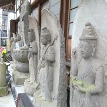 お静地蔵尊は本堂前に並んでいます