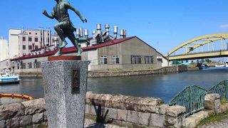 せっかくだから端から端まで歩きましょう。