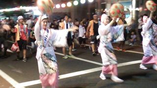 笠を手にした踊り子さんが華麗な踊りを披露する東北四大まつりの１つです。なおタレントさんの登場や一般観客の飛び入り参加も可能です。