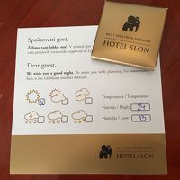 翌日の天気予報がベッドに置かれてました（初日は象のチョコも）