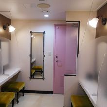 2便にはパウダールームもあります。