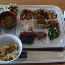 帰りの1便の夕食バイキング。食べ過ぎ・・・。