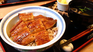 中はふわ、外はパリっの絶品うなぎ。低価格メニューも。