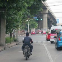 バイクはバスレーンを走る？