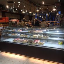 生菓子の奥がパン屋さん