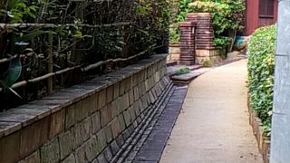 石垣のある小径