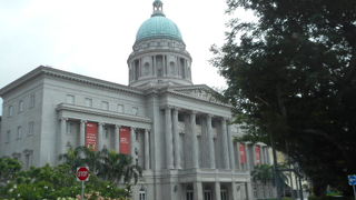 シテイホールは公共建造物が多いエリア