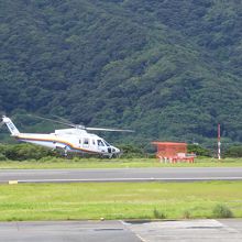 青ヶ島に向かうヘリコプター