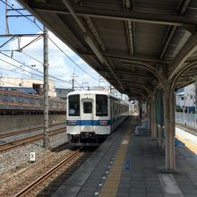 通過する急行列車に注意です。