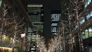 街路樹が立ち並ぶおしゃれな雰囲気の通り