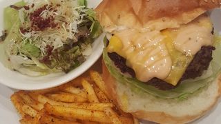 外苑前の大きなハンバーガー