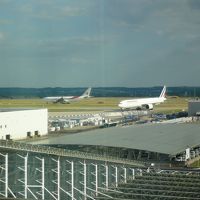 TGV駅越しに滑走路が見えます