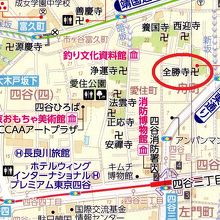 全勝寺は、外苑東通り沿いにあります。靖国通りに向かう左側です