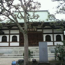 全勝寺の本堂を正面から見ている様子です。伝統を感じさせます。