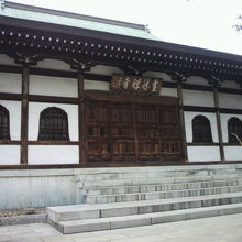 全勝寺の本堂を側面方向から見ています。白い壁が目に映えます。