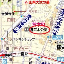 荒木公園は、新宿通りの北、外苑東通りの東側にあります。
