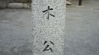 荒木公園は、四谷の外苑東通りの東側にあるこじんまりとした公園です。