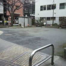 荒木公園の入口から見た広場部分です。こじんまりしています。