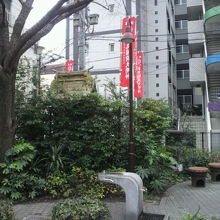 荒木公園の一角に稲荷神社があります。南東側の角です。