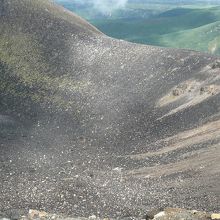 1,700m付近のすり鉢状の火口