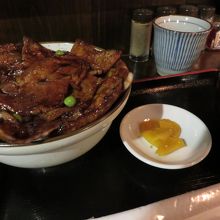 丼からあふれんばかりのお肉大盛り竹（並盛り）です