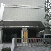 新宿歴史博物館の入口の正面の様子です。西向きの建物です。