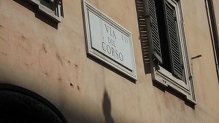 ポポロ広場～ベネチア広場を南北に結ぶとおり