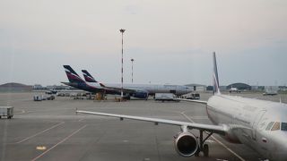 明るく快適な空港