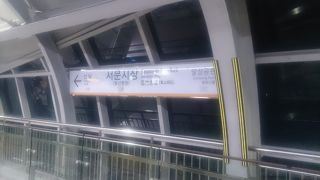 夜でも活気のある駅